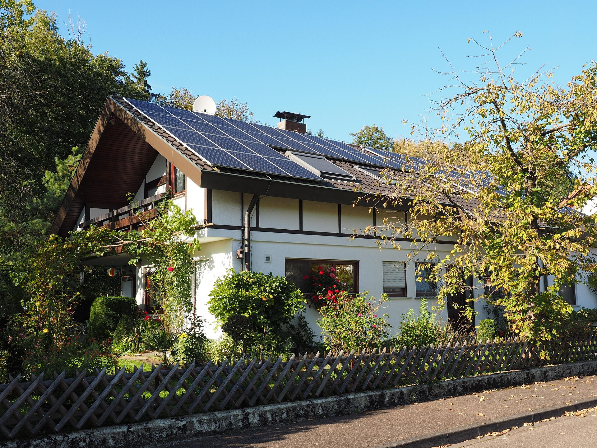 Casa urbana con techo solar fotovoltaico