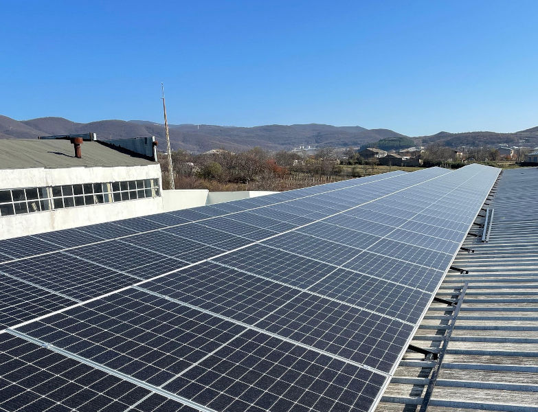 Edificio urbano con techo solar fotovoltaico